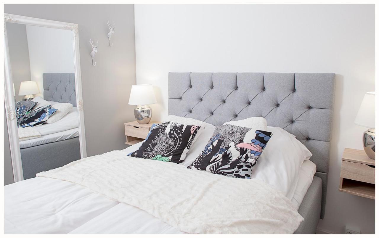 Crystal Arctic Suites Rovaniemi Exterior foto A bed with a headboard
