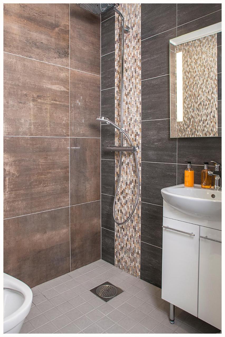 Crystal Arctic Suites Rovaniemi Exterior foto Bathroom shower column