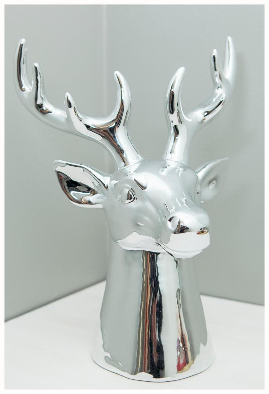 Crystal Arctic Suites Rovaniemi Exterior foto Silver ceramic deer