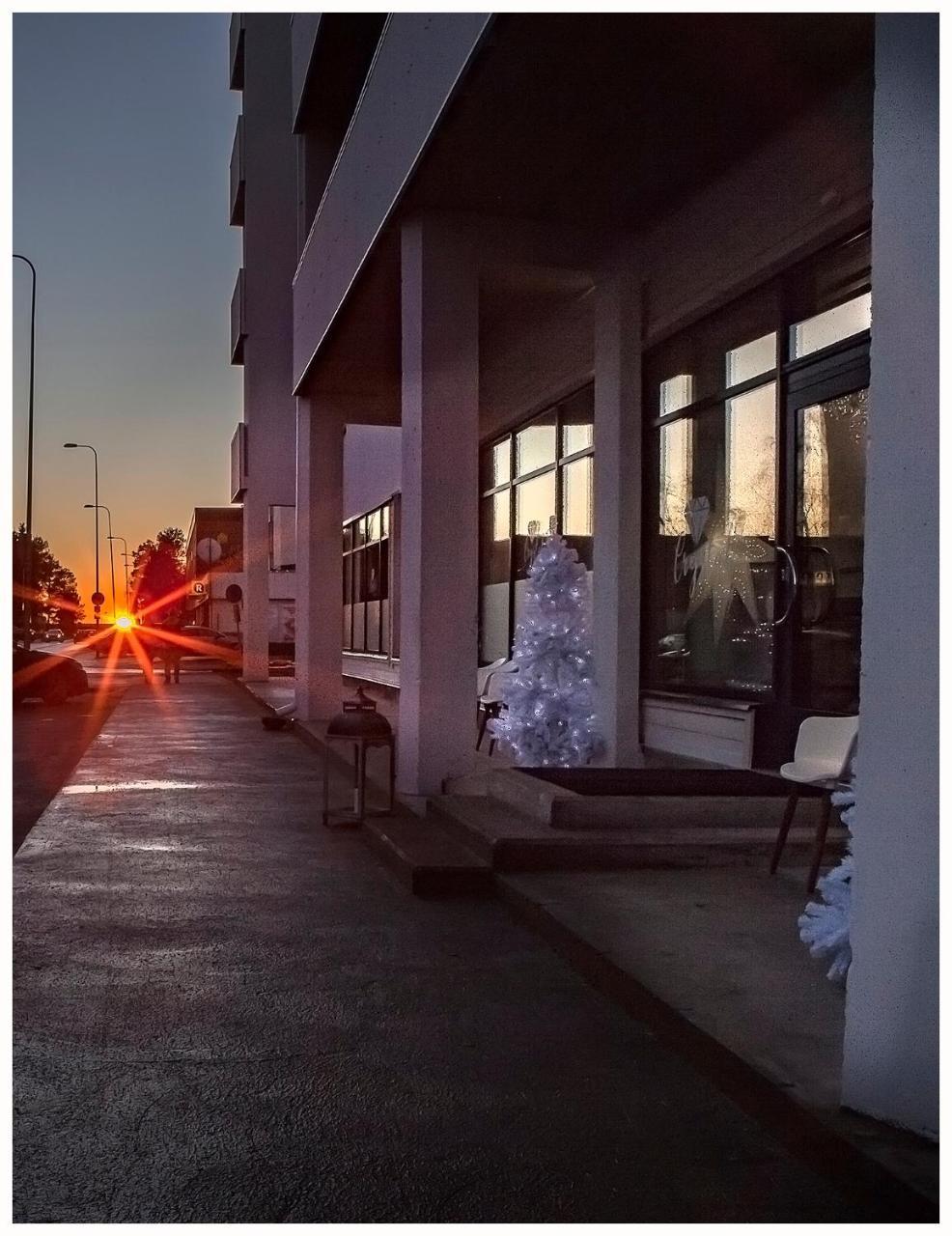 Crystal Arctic Suites Rovaniemi Exterior foto The station at sunset