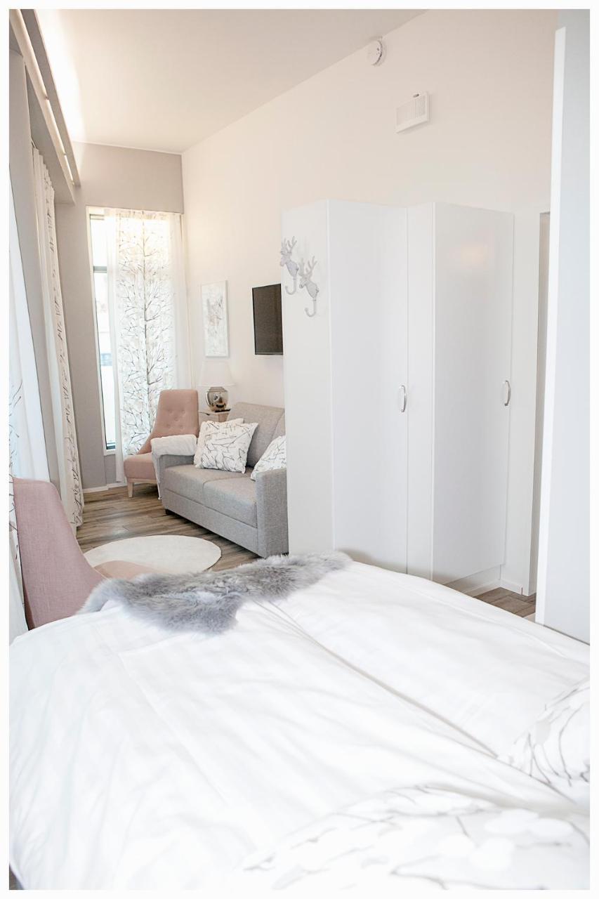 Crystal Arctic Suites Rovaniemi Exterior foto A bedroom in a typical apartment
